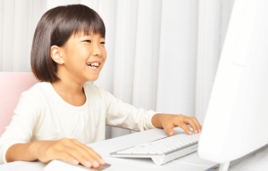 パソコンで算数学習する女の×の