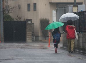 塾に送り迎えする母