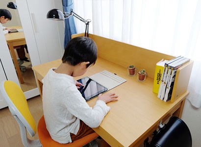 オンラインで算数を勉強するのを見守る母の視線