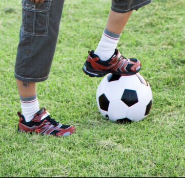 サッカーをする宮田君